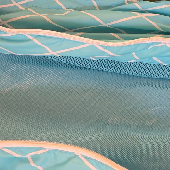 Izod Golf lined windbreaker. Wonderful zipper details. Cinched waist. - Picture 6 of 6